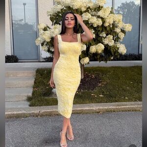 🆕(NWOT) ZARA Bloggers Fav Square Neck Stretch Midi Dress. Yellow Textured. SMALL